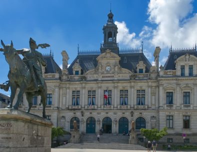 Statue et mairie Morbihan
