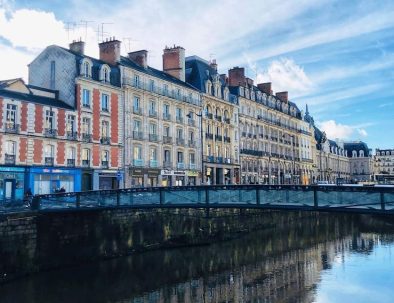 Vue sur pont et batiments